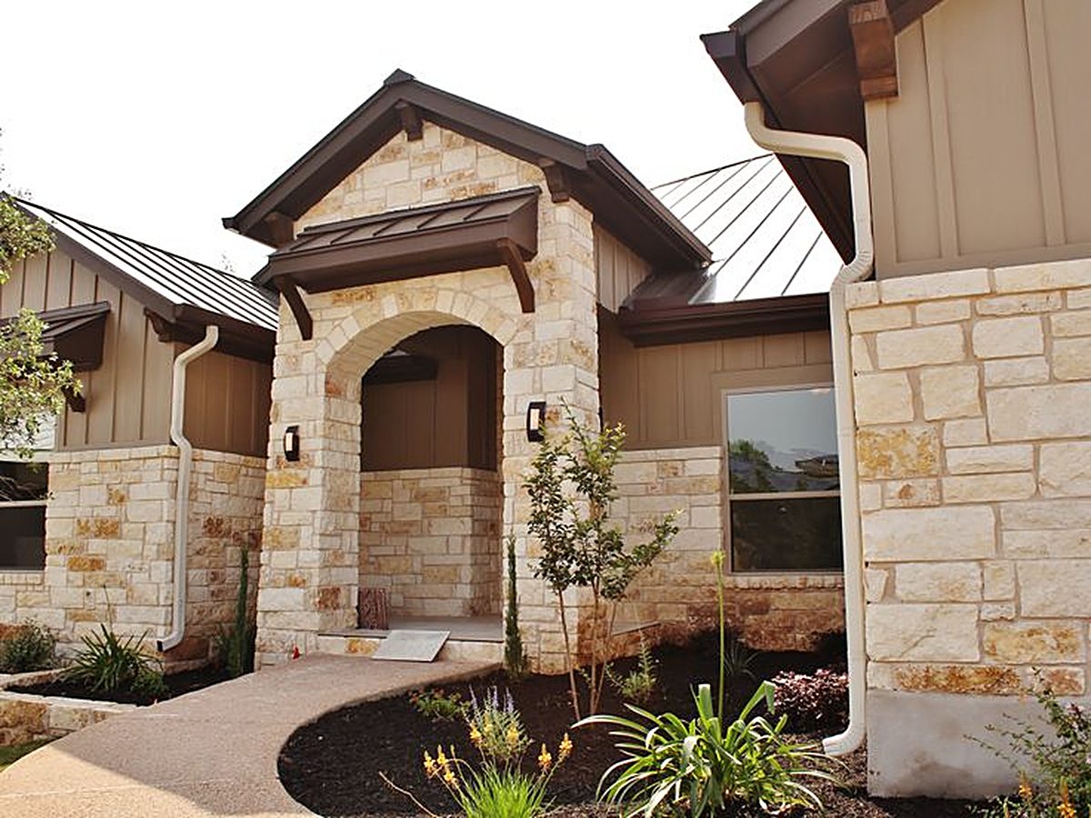 Home with limestone veneer entry